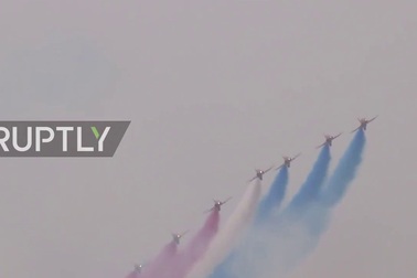 Phi đội bay “Mũi tên Đỏ” nhào lộn ngoạn mục tại triển lãm hàng không Chu Hải