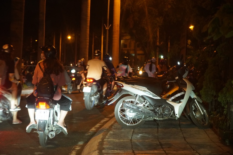 Bí ẩn cuộc điện thoại “tiên tri” giúp quán nước vỉa hè hồ Tây “sống khỏe” - 2 Bí ẩn cuộc điện thoại “tiên tri” giúp quán nước vỉa hè hồ Tây “sống khỏe” - 2