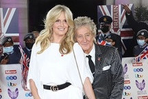 Ca sĩ U80 tình tứ dựa vai vợ kém 26 tuổi trên thảm đỏ