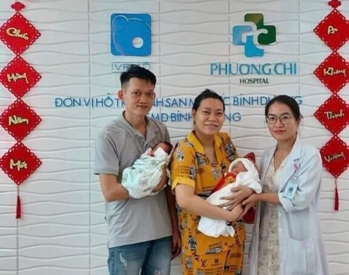 Gia đình chị B.Lan đón bé song sinh.