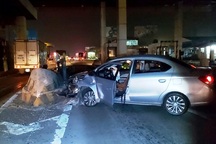 Ô tô tông trụ bê tông trạm thu phí, một phụ nữ trọng thương