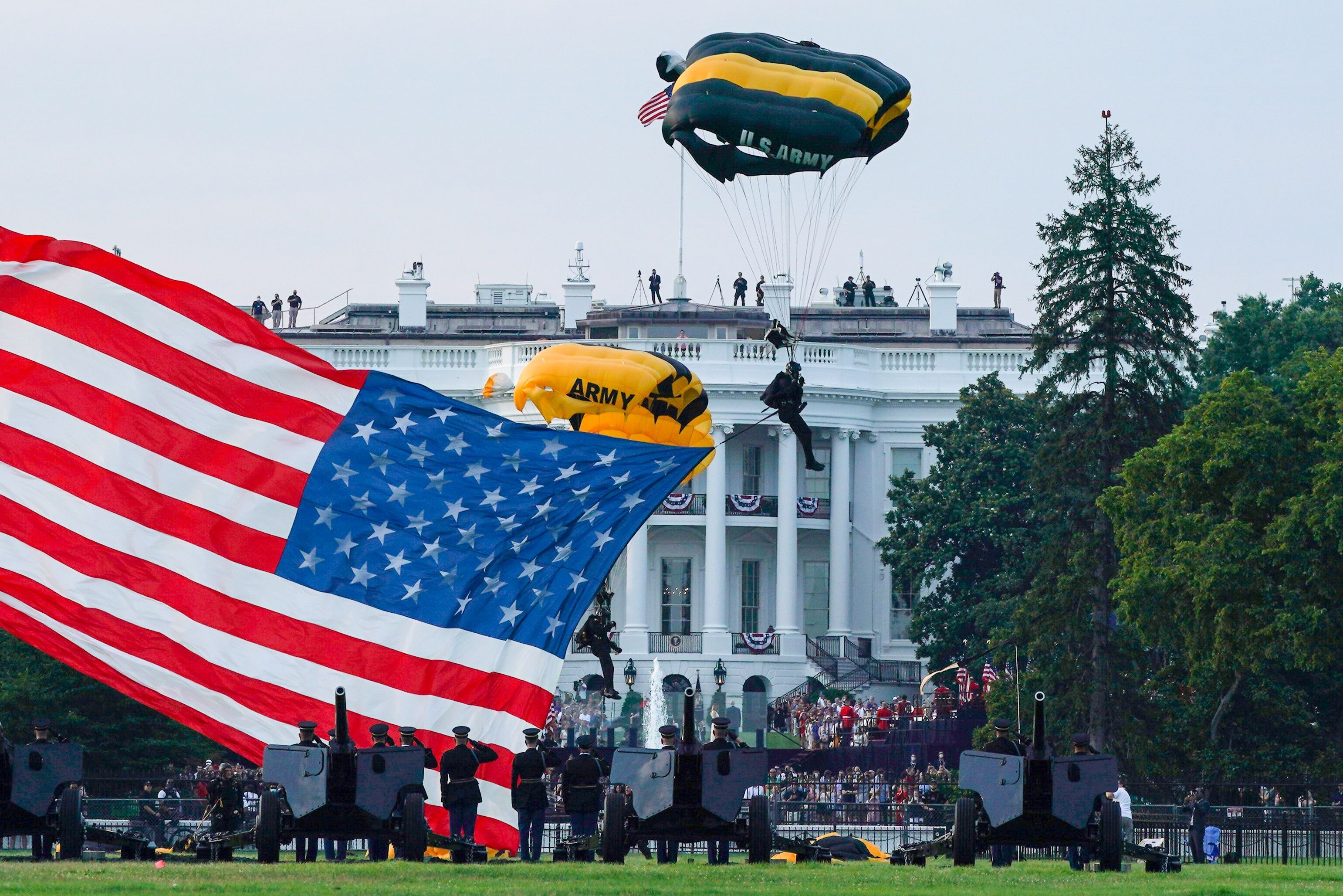 Dàn máy bay quân sự phô diễn sức mạnh mừng quốc khánh Mỹ - 17