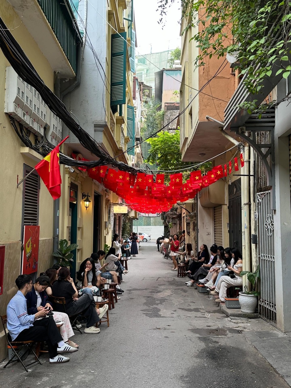 Top 5 ngõ cờ giới trẻ nô nức check-in dịp lễ 30/4 tại Hà Nội - 2 Top 5 ngõ cờ giới trẻ nô nức check-in dịp lễ 30/4 tại Hà Nội - 2