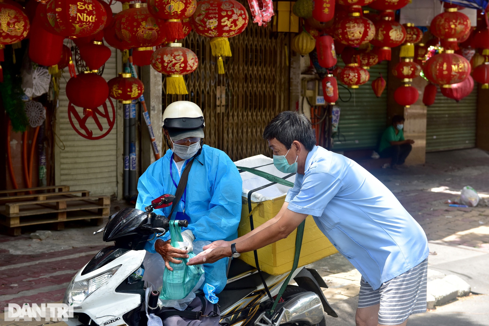 Võ sư một chân chạy xe 60 km mỗi ngày phát cơm cho người khó khăn ở Sài Gòn - 8 Võ sư một chân chạy xe 60 km mỗi ngày phát cơm cho người khó khăn ở Sài Gòn - 8