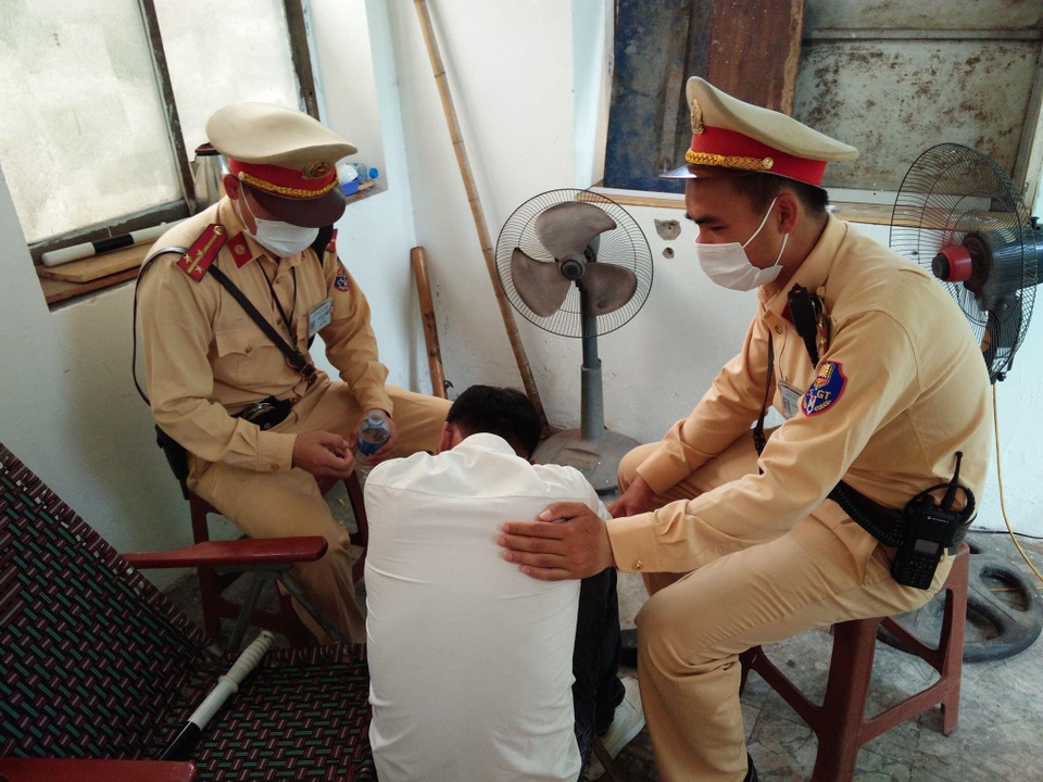 Hà Nội: Kịp thời can ngăn một thanh niên định nhảy cầu Chương Dương - 2 Hà Nội: Kịp thời can ngăn một thanh niên định nhảy cầu Chương Dương - 2