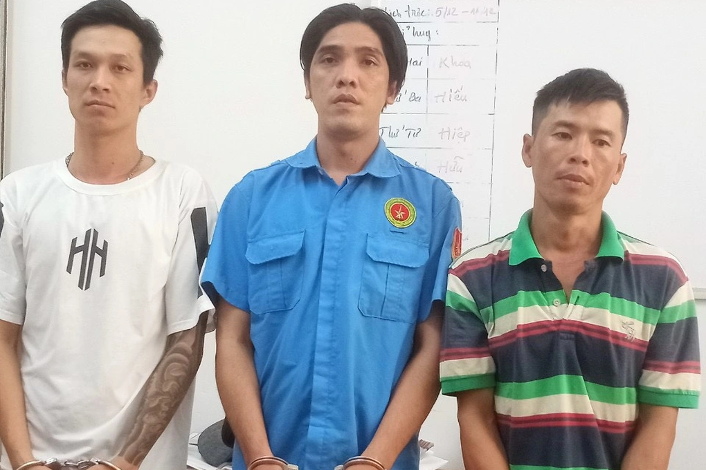 Hiếu Đong Đưa ép người phụ nữ ngã xuống sông để cướp xe máy - 1 Hiếu Đong Đưa ép người phụ nữ ngã xuống sông để cướp xe máy - 1