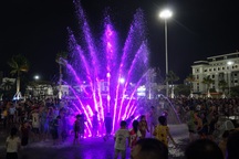 Khu nhạc nước thành sân chơi trẻ em, đội quản lý than phản cảm mà bất lực