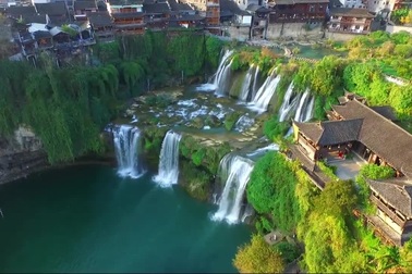 Khám phá cổ trấn "treo mình" trên ngọn thác