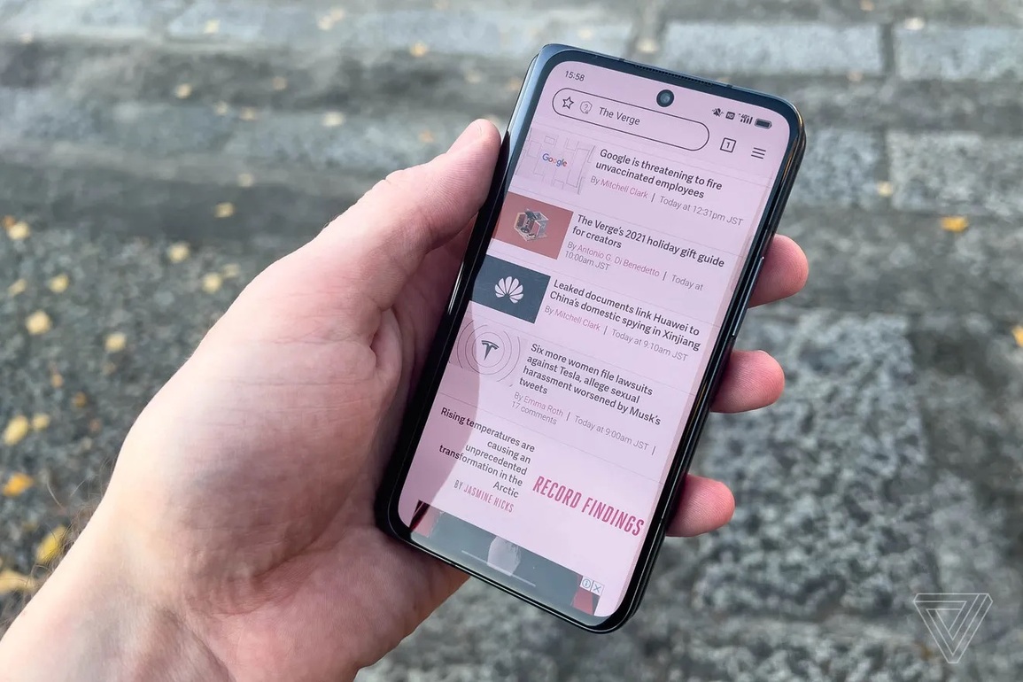 Màn hình ngoài của Oppo Find N có thiết kế vuông vức, với tỷ lệ tương đương một chiếc smartphone thông thường (Ảnh: The Verge). Màn hình ngoài của Oppo Find N có thiết kế vuông vức, với tỷ lệ tương đương một chiếc smartphone thông thường (Ảnh: The Verge).