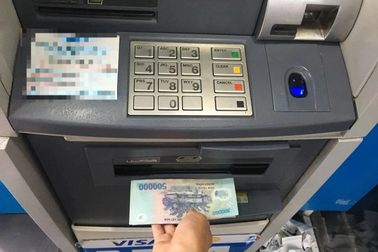 Hà Nội: Lợi dụng sơ hở của cây ATM để "cuỗm" tiền của khách rút