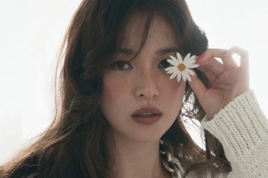 Vứt bỏ lối trang điểm “già chát”, Song Hye Kyo lại quyến rũ, ma mị