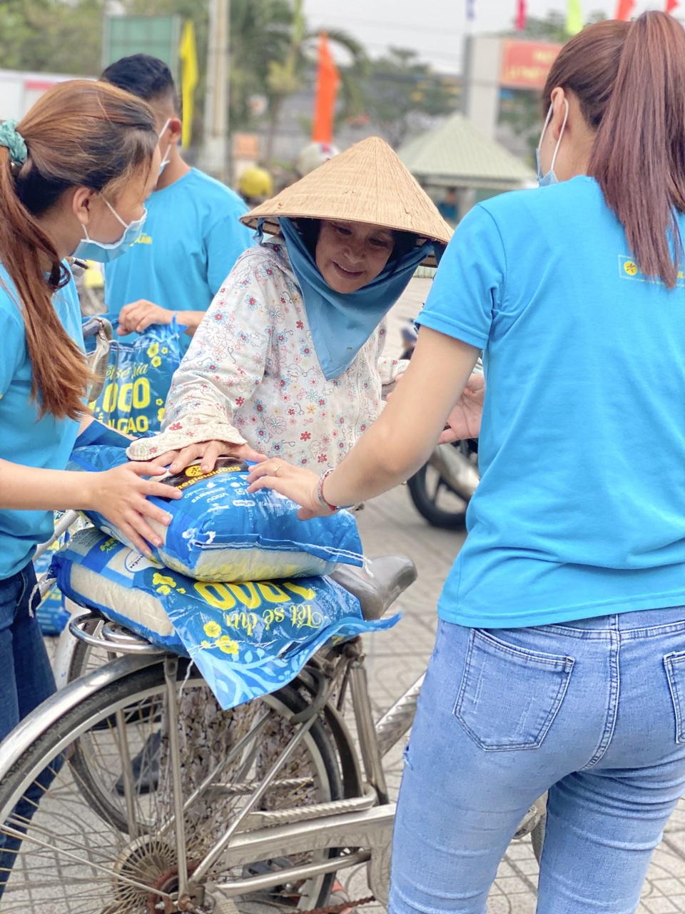 Tết sẻ chia 2021: Niềm vui nhận gạo hòa chung niềm vui đón Tết - 5 Tết sẻ chia 2021: Niềm vui nhận gạo hòa chung niềm vui đón Tết - 5