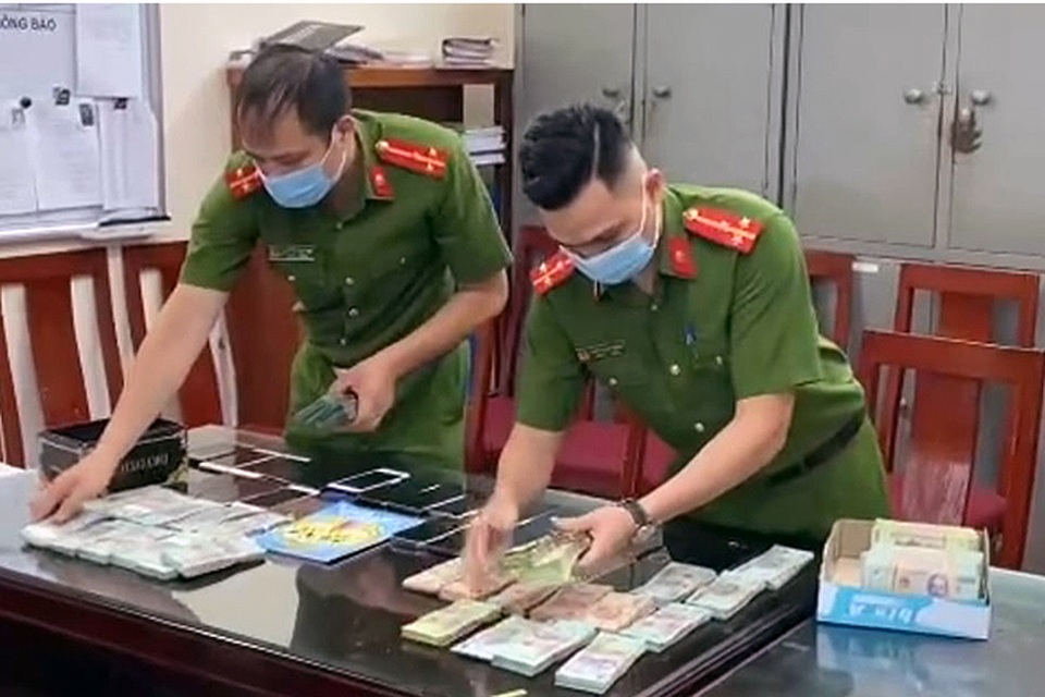 Hà Nội: Nữ tướng điều hành đường dây lô đề 1.200 tỷ đồng - 1 Hà Nội: Nữ tướng điều hành đường dây lô đề 1.200 tỷ đồng - 1