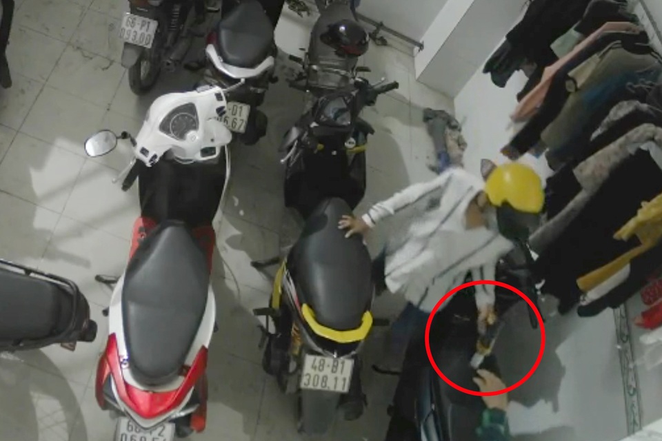 Trộm liều lĩnh thủ bình hơi cay vào nhà trọ lấy một lúc 3 xe máy - 1