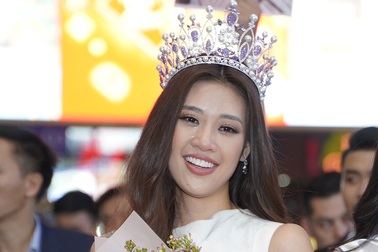 Hoa hậu Hoàn vũ Việt Nam Khánh Vân khóc khi được người hâm mộ chào đón