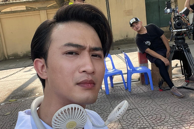 Doãn Quốc Đam "đeo quạt vào cổ" quay phim giữa trời nắng 40 độ ở Hà Nội