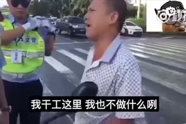 Video bị cảnh sát bắt, người đàn ông giở chiêu lạ thoát thân