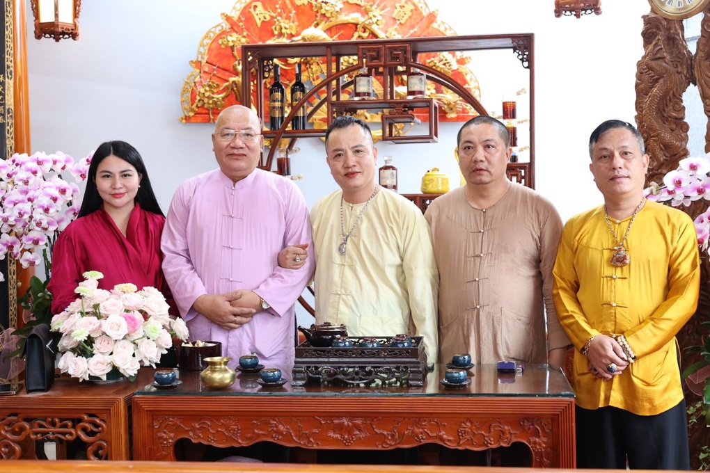 Nghệ nhân ưu tú Đặng Ngọc Anh gìn giữ tín ngưỡng thờ Đức Thánh Trần - 4 Nghệ nhân ưu tú Đặng Ngọc Anh gìn giữ tín ngưỡng thờ Đức Thánh Trần - 4