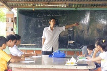 Lớp học miễn phí của thầy giáo tật nguyền