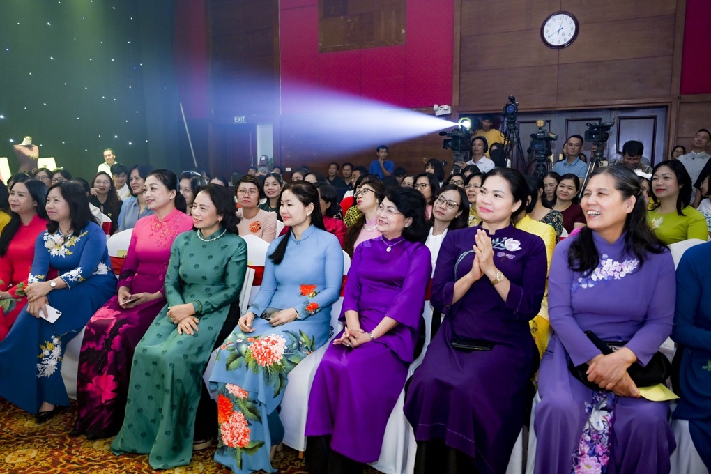 NSƯT Xuân Bắc, NTK Đỗ Trịnh Hoài Nam kể chuyện áo dài bằng kịch nói - 1