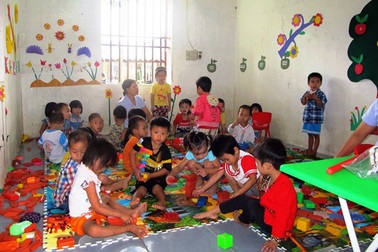 Cảm thương các cháu mầm non phải tá túc nơi lớp học tạm bợ sau lũ lụt