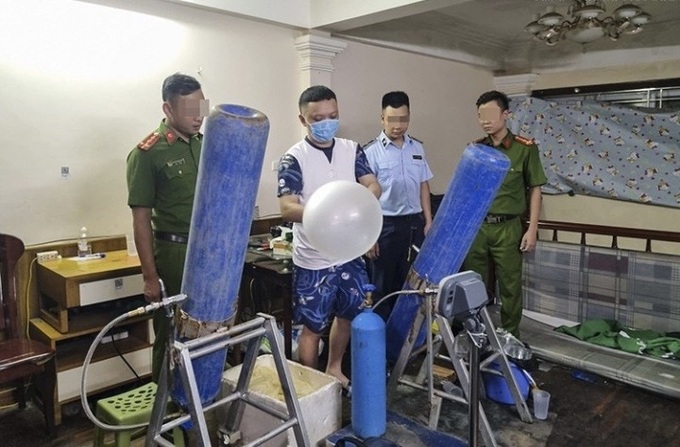 Lực lượng chức năng triệt phá cơ sở san chiết khí cười với số lượng khủng ở Hà Nội. Ảnh: Công an TP. Hà Nội.