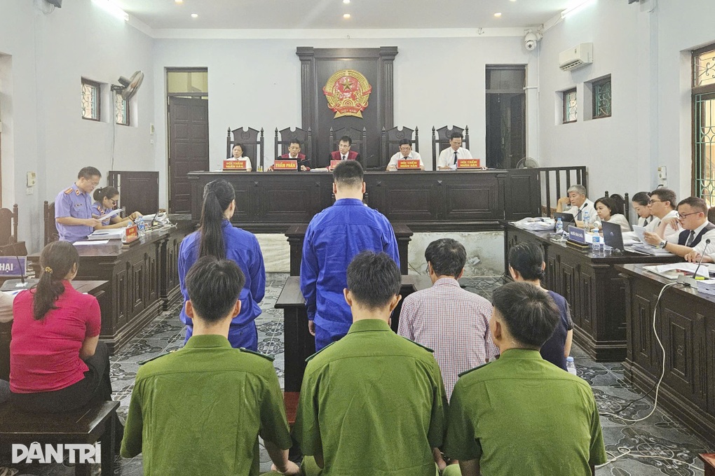 Nữ hiệu phó bị đồng nghiệp dựng nhiều kịch bản, lừa đảo suốt 10 năm - 1 Nữ hiệu phó bị đồng nghiệp dựng nhiều kịch bản, lừa đảo suốt 10 năm - 1