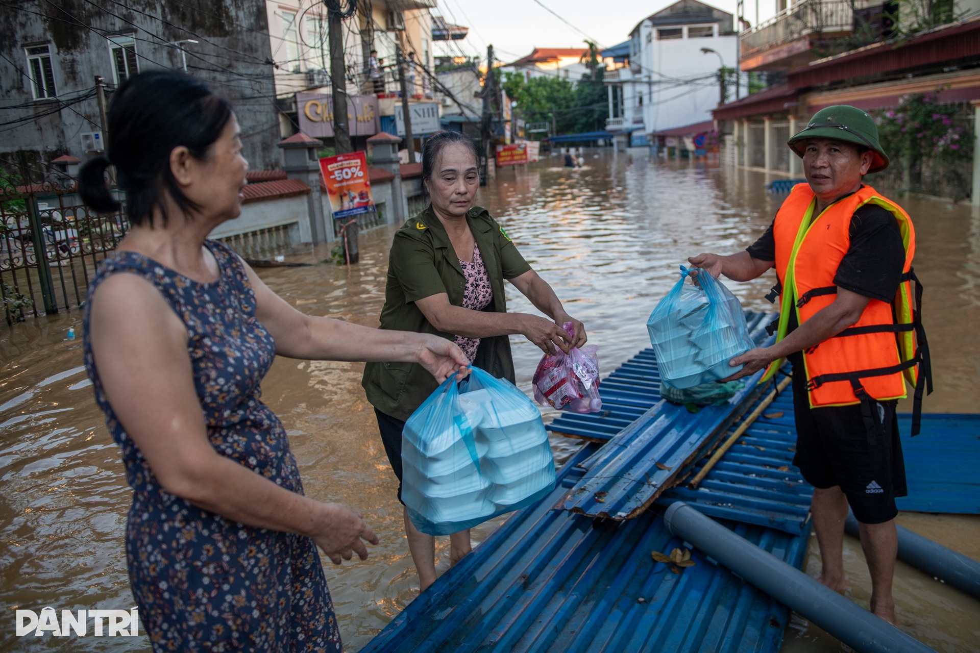 Tình cảnh bị cô lập giữa rốn lũ vô vàn khó khăn của người dân Thái Nguyên - 5 Tình cảnh bị cô lập giữa rốn lũ vô vàn khó khăn của người dân Thái Nguyên - 5
