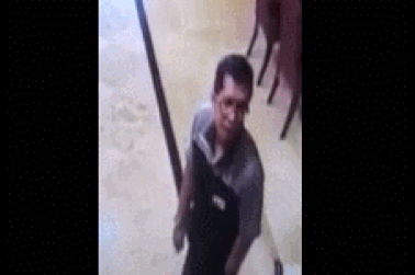 Sốc clip khoảnh khắc smartphone phát nổ trong túi áo người dùng