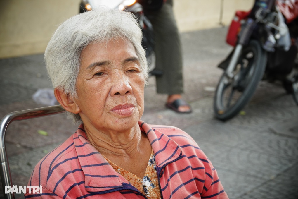 Chàng trai tâm thần xin ăn, cụ bà bán xôi nạt: Đã nghèo còn gặp mạt nữa - 3 Chàng trai tâm thần xin ăn, cụ bà bán xôi nạt: Đã nghèo còn gặp mạt nữa - 3