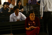 Nguyên Phó Chánh án nhận hối lộ “né” ống kính phóng viên ngày ra tòa