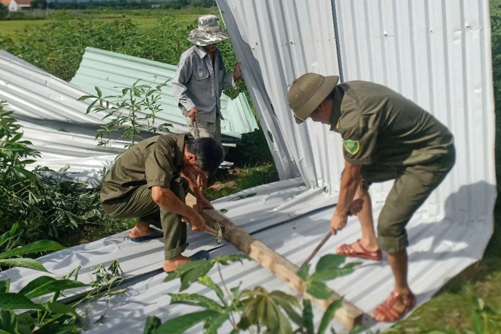 10 phút lốc xoáy quét bay gần 30 mái nhà dân - 2 10 phút lốc xoáy quét bay gần 30 mái nhà dân - 2