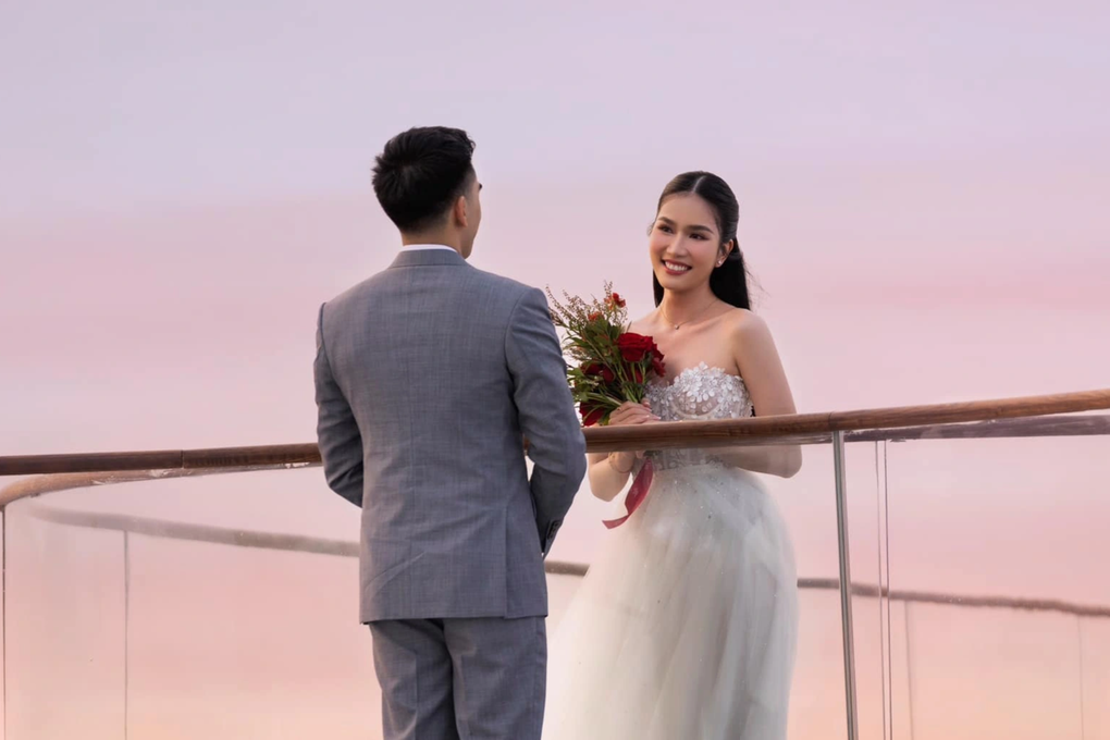 Mỹ nhân Việt được cầu hôn bất ngờ: Hà Hồ khóc nức nở, Nhã Phương ngơ ngác - 7 Mỹ nhân Việt được cầu hôn bất ngờ: Hà Hồ khóc nức nở, Nhã Phương ngơ ngác - 7