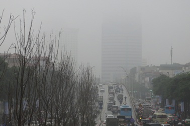 Sương mù dày đặc bao trùm khắp Hà Nội