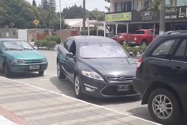 Ô tô lách khỏi chỗ hẹp theo cách cực độc nhờ hệ thống hỗ trợ phía sau