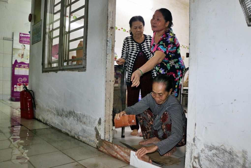 Triều cường bủa vây, đang nằm viện cũng bật dậy… tát nước - 1 Triều cường bủa vây, đang nằm viện cũng bật dậy… tát nước - 1