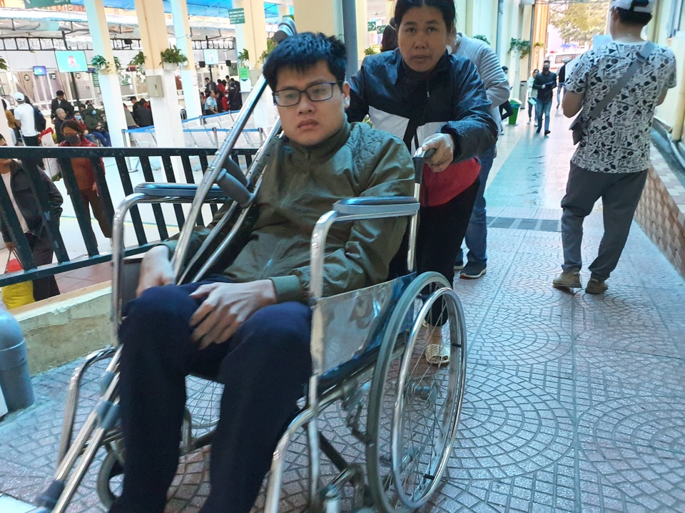 Chàng trai mồ côi cha: Các cô, chú cứu cháu với! - 1 Chàng trai mồ côi cha: Các cô, chú cứu cháu với! - 1