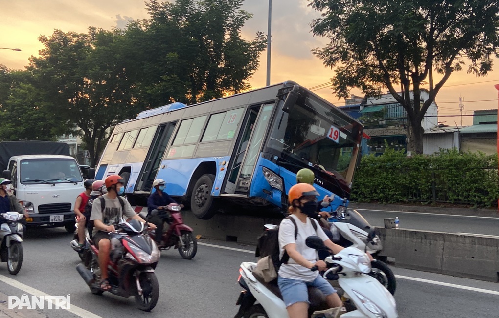 Xe buýt mất lái lao lên dải phân cách ở TPHCM - 1 Xe buýt mất lái lao lên dải phân cách ở TPHCM - 1