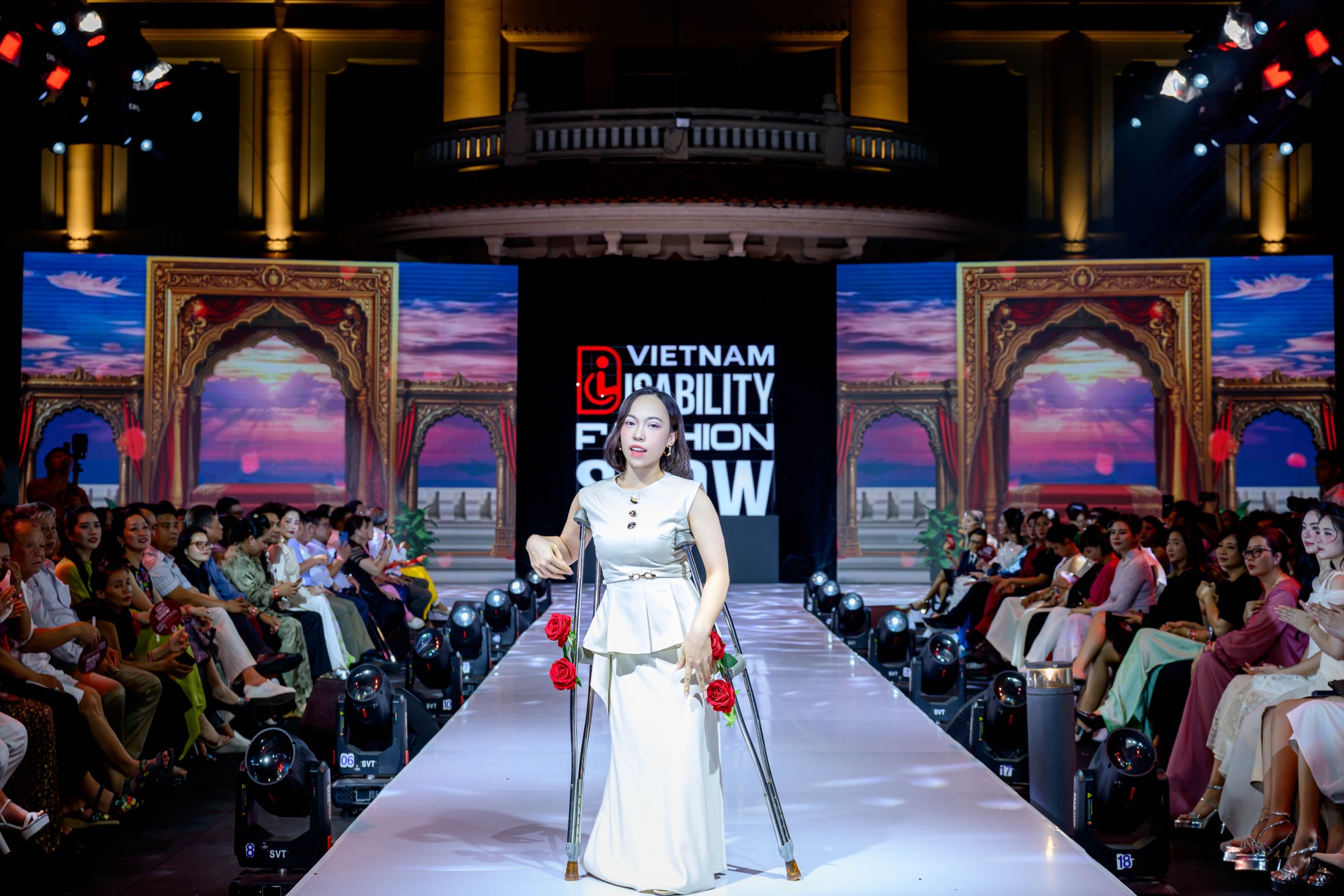Người mẫu ngồi xe lăn, cặp vợ chồng tí hon tự tin trình diễn thời trang - 3 Người mẫu ngồi xe lăn, cặp vợ chồng tí hon tự tin trình diễn thời trang - 3