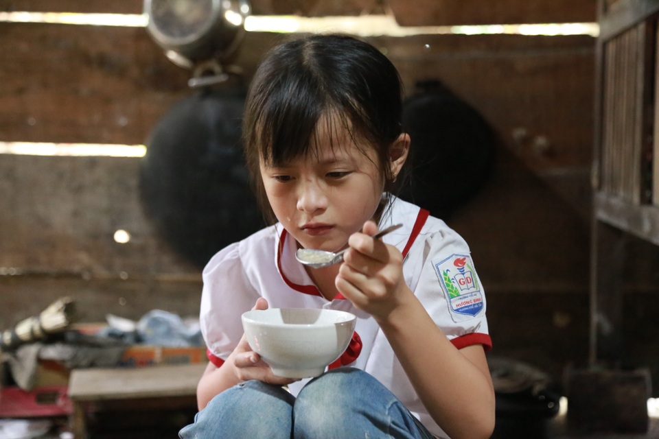 Bé gái nghẹn ngào vì ung thư đang mang tình yêu duy nhất của em đi xa... - 3 Bé gái nghẹn ngào vì ung thư đang mang tình yêu duy nhất của em đi xa... - 3