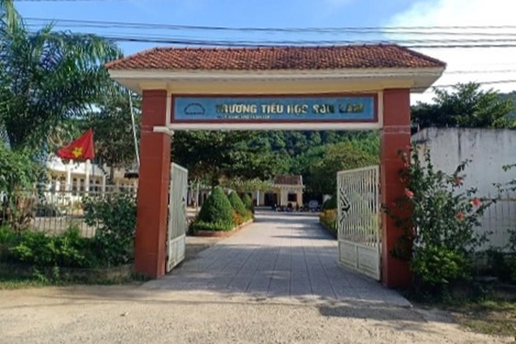 Phụ huynh xông vào trường dọa chém nhiều giáo viên, bắt hiệu trưởng quỳ gối - 1 Phụ huynh xông vào trường dọa chém nhiều giáo viên, bắt hiệu trưởng quỳ gối - 1
