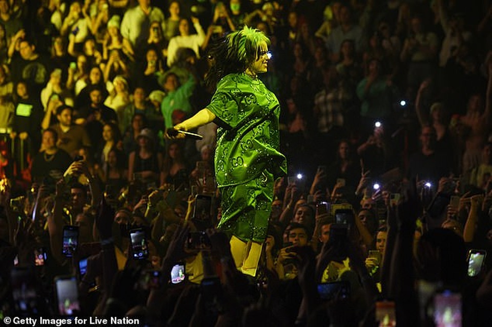Billie Eilish chỉ trích những người hay chê bai diện mạo - 4 Billie Eilish chỉ trích những người hay chê bai diện mạo - 4