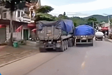 Nổi bật tuần qua: Xe ben giành đường vượt ẩu suýt lao vào người đi bộ