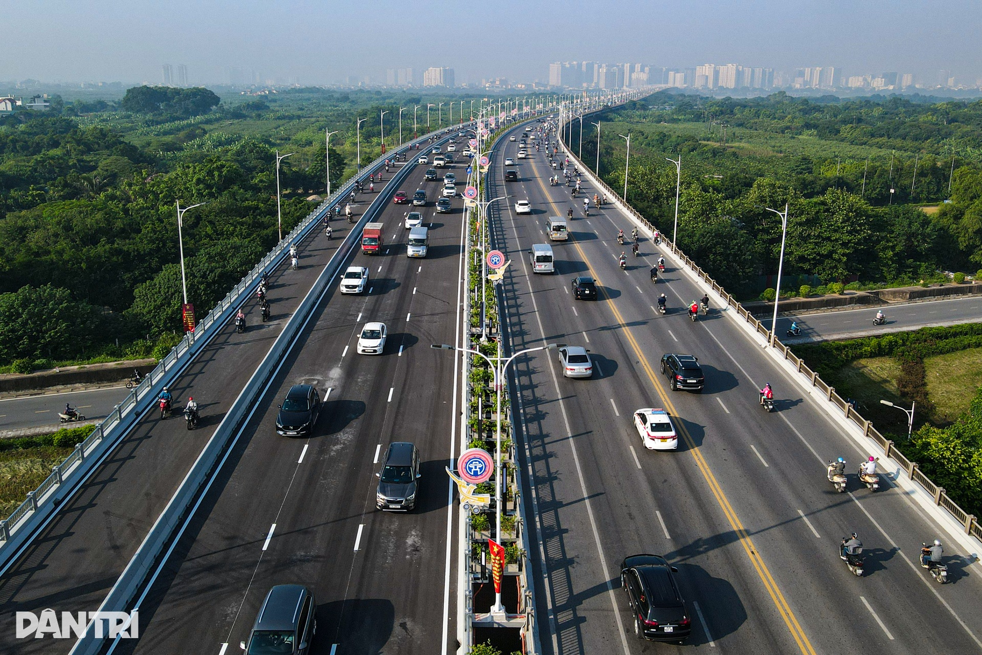Ngày đầu thông xe cầu Vĩnh Tuy 2: Giờ cao điểm không còn cảnh ùn tắc - 3 Ngày đầu thông xe cầu Vĩnh Tuy 2: Giờ cao điểm không còn cảnh ùn tắc - 3