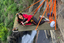 Thót tim cô gái Việt treo dây ngủ qua đêm giữa vách đá dựng đứng