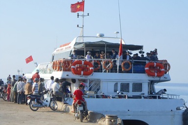 Hơn 250 hành khách “thót tim” vì tàu mắc cạn