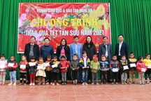 Trao quà Tết sớm đến thầy trò vùng cao Nghệ An