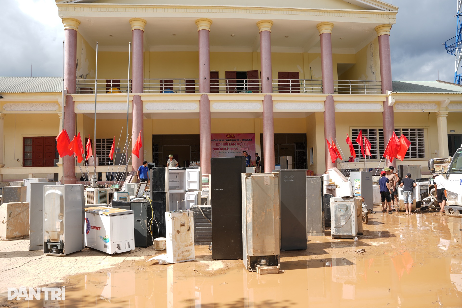40 thợ lành nghề về Nghệ An sửa tivi, tủ lạnh miễn phí cho bà con sau lũ - 2 40 thợ lành nghề về Nghệ An sửa tivi, tủ lạnh miễn phí cho bà con sau lũ - 2