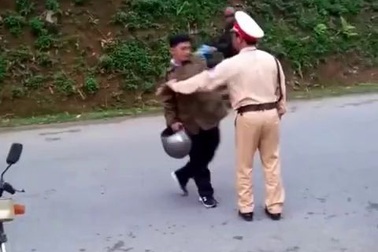 Hà Giang: CSGT bị giằng gậy, dọa đánh bằng mũ bảo hiểm (Clip: Tâm Anh).