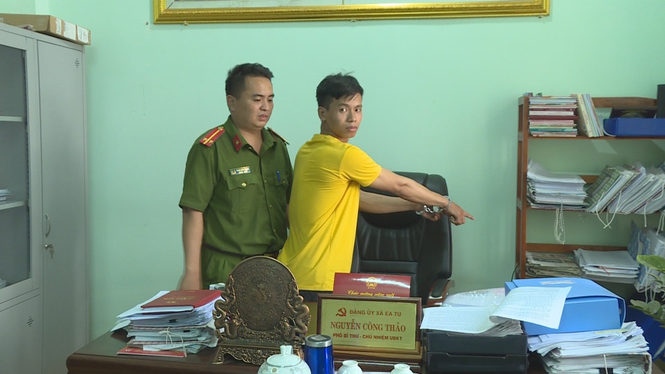 Bắt đối tượng táo tợn đột nhập vào ủy ban xã trộm cắp tài sản - 1 Bắt đối tượng táo tợn đột nhập vào ủy ban xã trộm cắp tài sản - 1